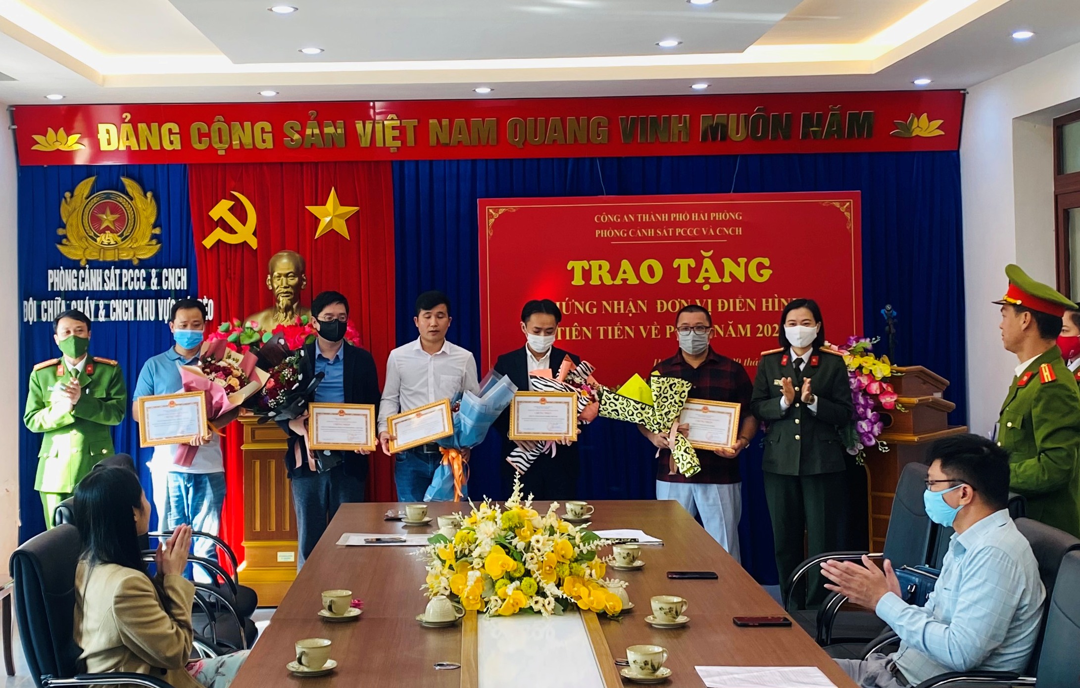 Trao chứng nhận điển hình tiên tiến trong phong trào toàn dân tham gia PCCC địa bàn huyện Thủy Nguyên